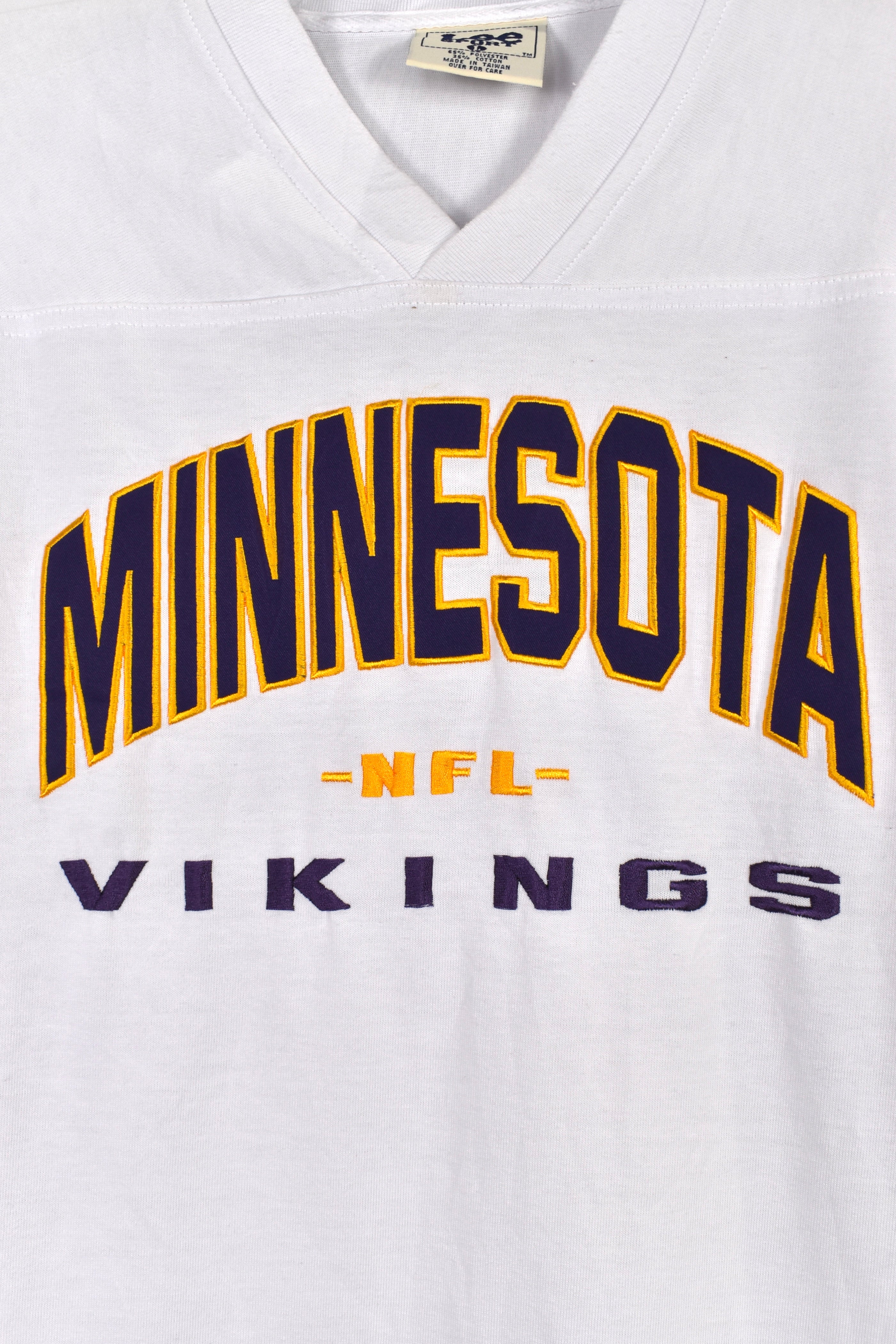 Vintage Minnesota Vikings sweatshirt (L), white NFL embroidered v-neck