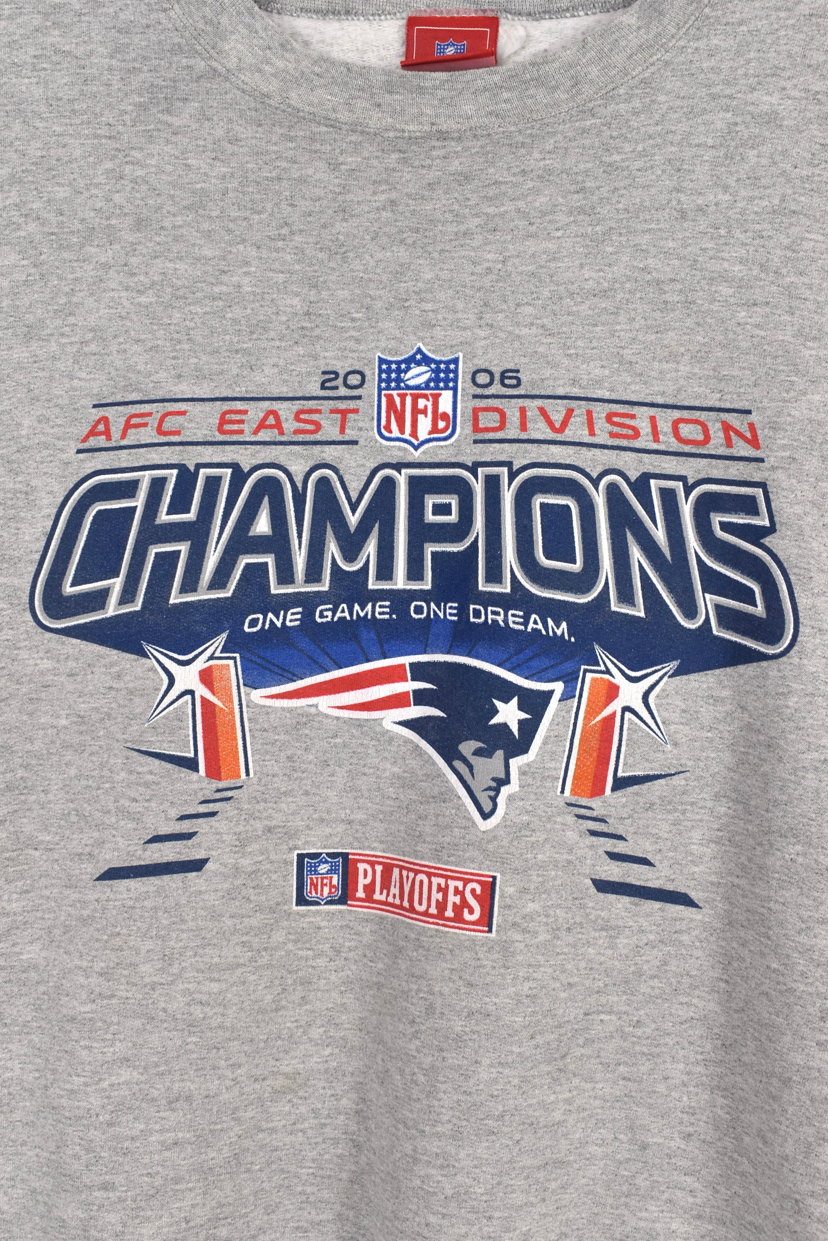 Vintage New England Patriots sweatshirt (2XL), grey NFL graphic crewneck