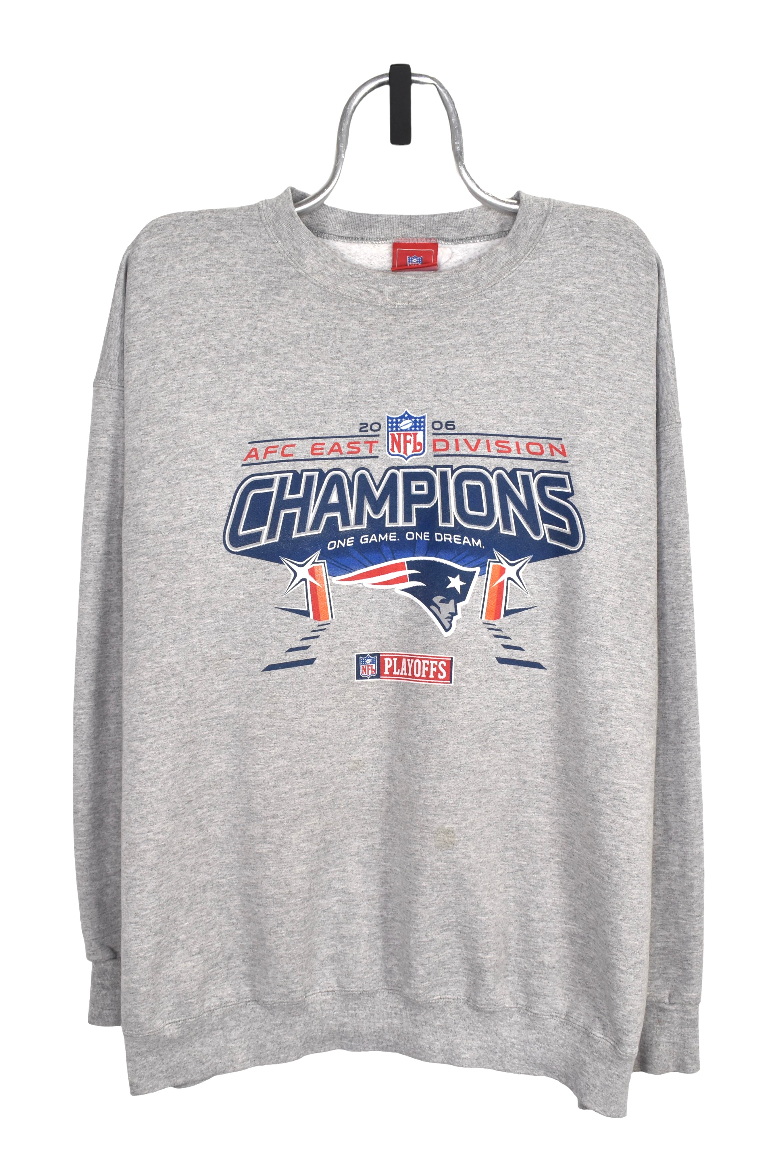 Vintage New England Patriots sweatshirt (2XL), grey NFL graphic crewneck