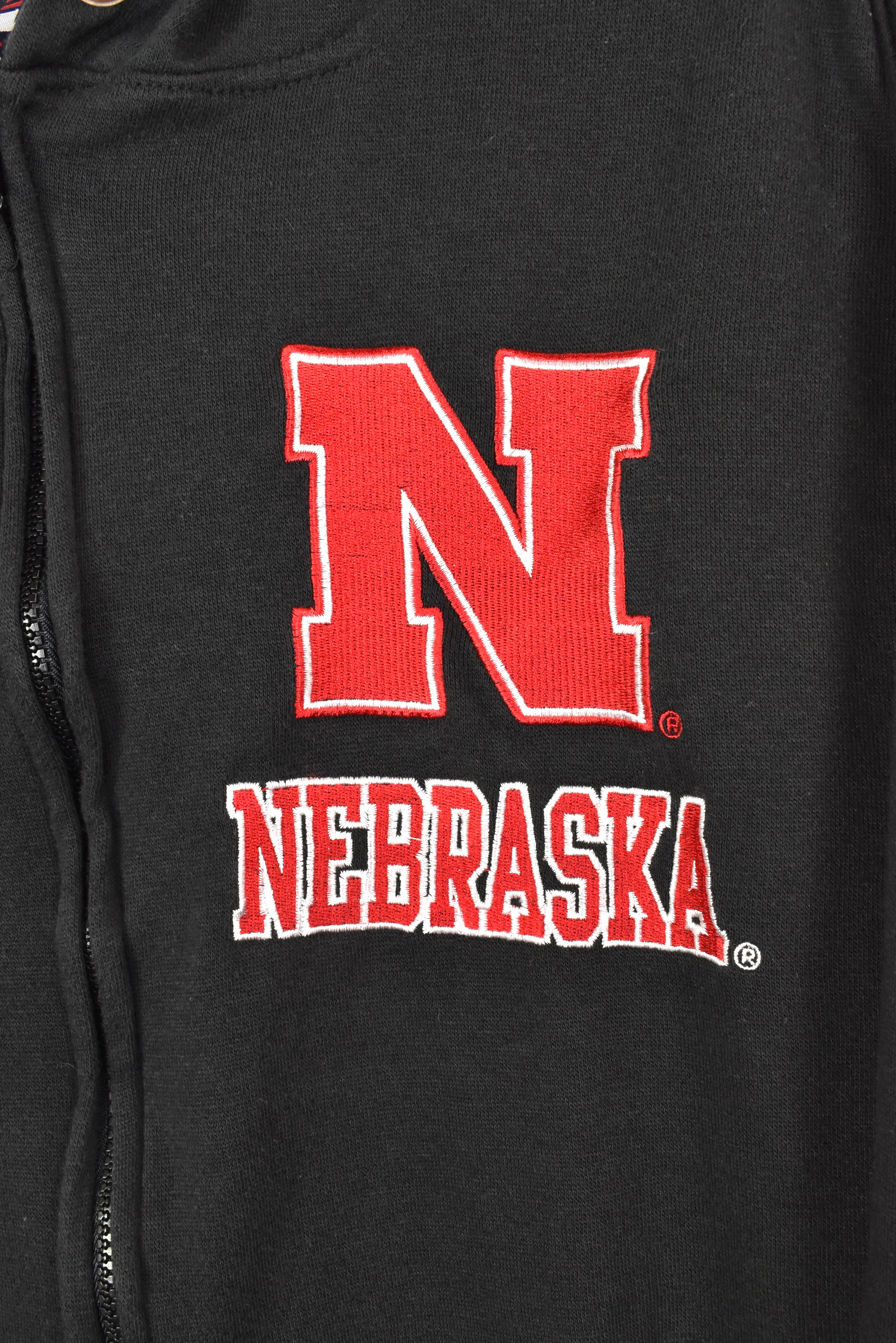 VINTAGE NEBRASKA UNIVERSITY EMBROIDERED BLACK HOODIE | MEDIUM COLLEGE