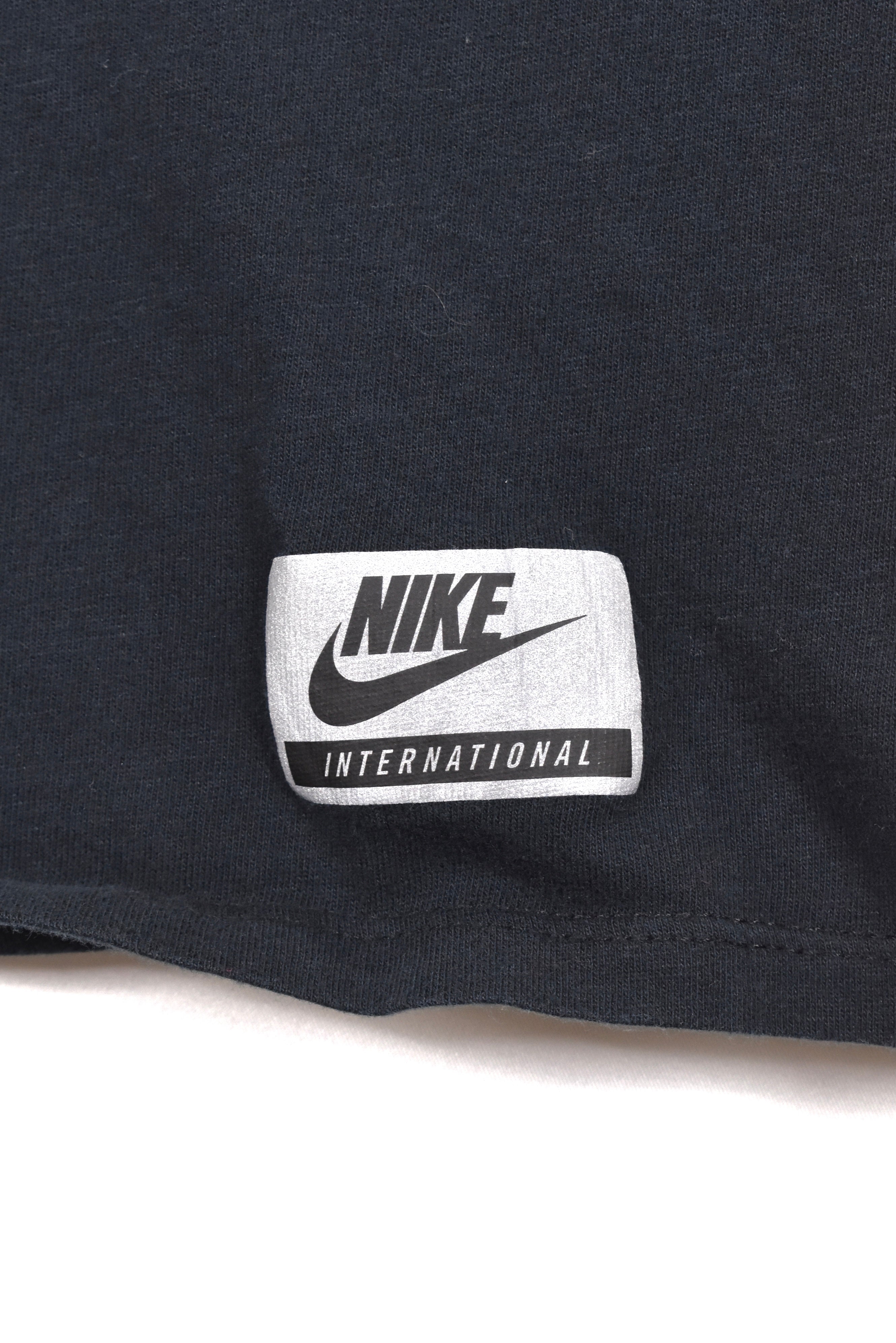 Women's modern Nike shirt, black graphic tee - AU S NIKE